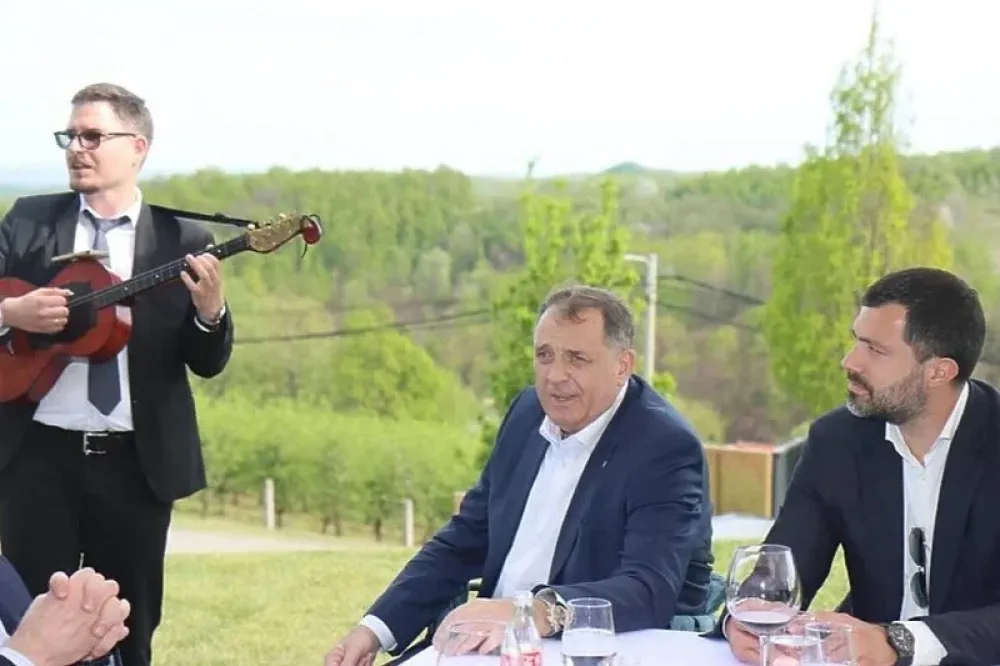 Igor Dodik o Stanivukoviću: Naučen je da drugi rade, a on se slika