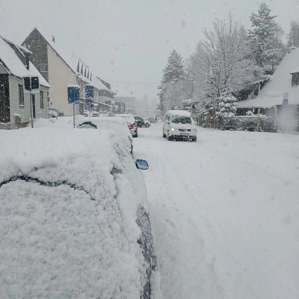 (FOTO/VIDEO) Nevrijeme na Žabljaku:&nbsp;Putevi&nbsp;prema Pljevljima i Nik&scaron;iću pod snijegom