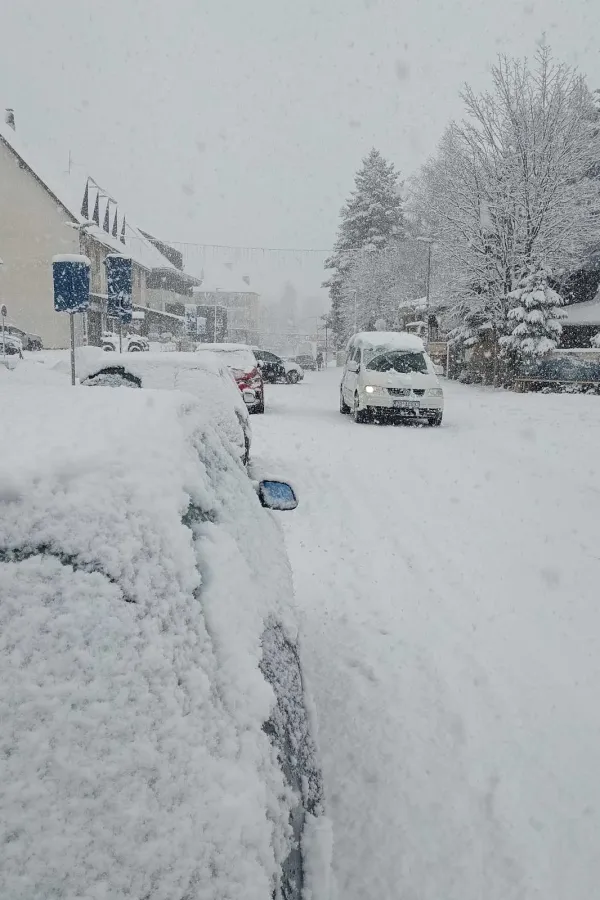 (FOTO/VIDEO) Nevrijeme na Žabljaku:&nbsp;Putevi&nbsp;prema Pljevljima i Nik&scaron;iću pod snijegom