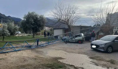 Bar: Kran pao na ugostiteljski objekat i dva parkirana vozila