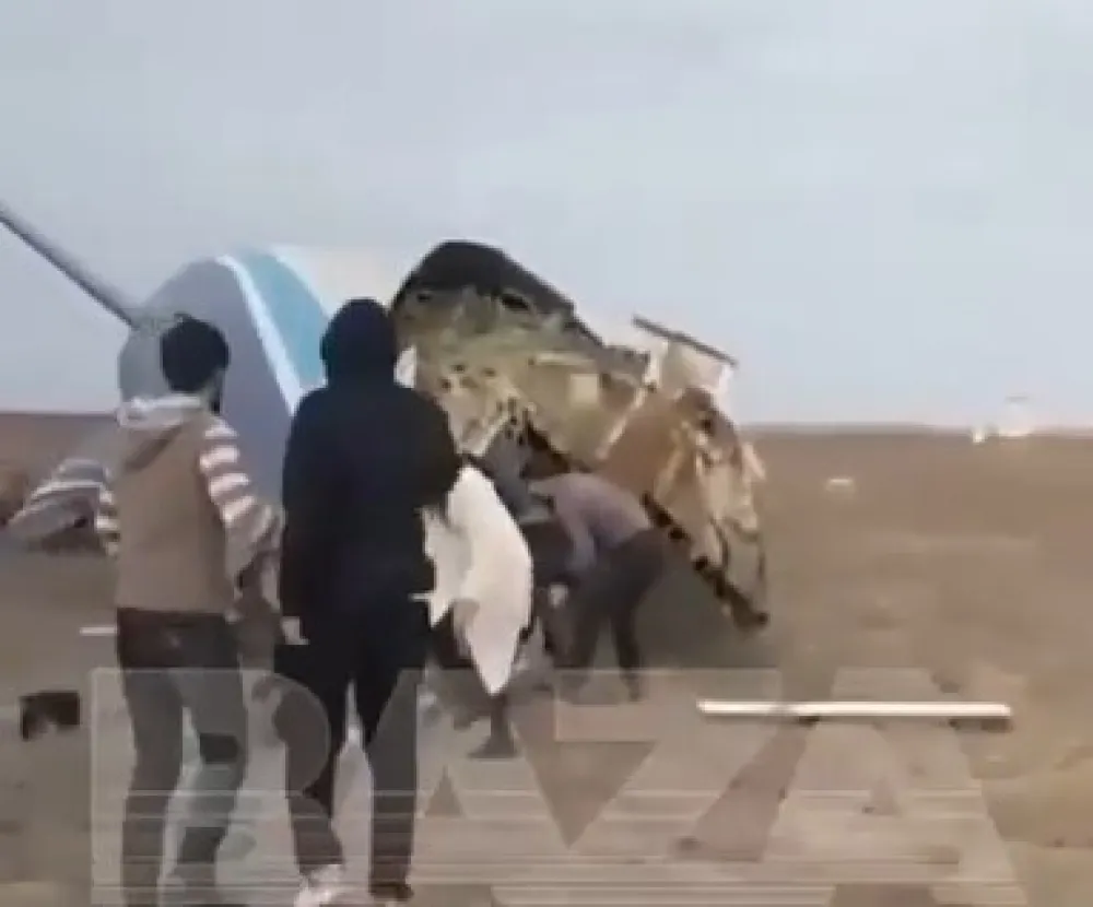 (VIDEO) Pao putnički avion: Ljude izvlače iz smrskanog aviona