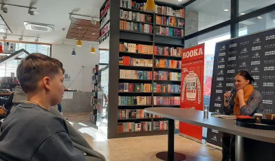 Pisac likove oblikuje ma&scaron;tom