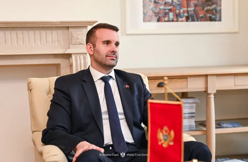 Okr&scaron;aj Medojevića i Spajića: Mickej od &scaron;verca kupio džip i dvije nekretnine za 2 miliona eura; Spajić Medojeviću: Džuboks za pljuvačinu