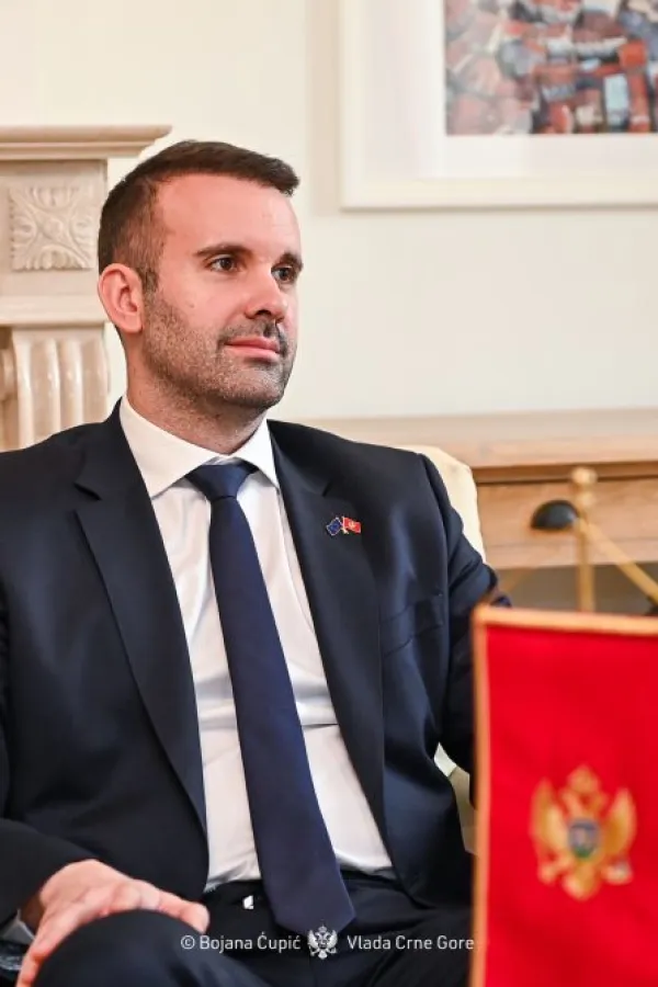 Okr&scaron;aj Medojevića i Spajića: Mickej od &scaron;verca kupio džip i dvije nekretnine za 2 miliona eura; Spajić Medojeviću: Džuboks za pljuvačinu