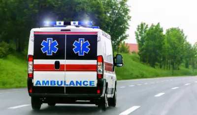 Deda Mrazu zapela brada, pao sa 13 metara, ljekari mu se bore za život