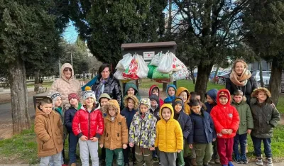 Dјeca vrtića &bdquo;Pčelica&ldquo; posјetila tablu humanosti: Darivali obroke