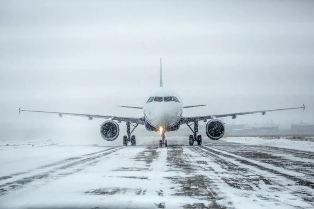(FOTO) Snijeg napravio haos u Evropi: Zatvoreni aerodromi, neprohodni putevi, gradovi bez struje