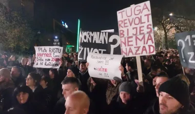(FOTO/VIDEO) Protest u Podgorici: Građani skandirali &ldquo;Ostavke, ostavke&rdquo;, &ldquo;Ruke su vam krvave&rdquo;