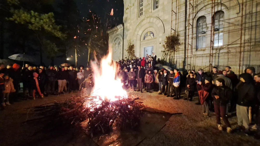 Nalaganje badnjaka u Nik&scaron;iću