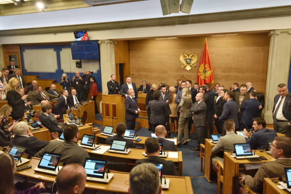 Poslanici opozicije blokirali rad Skup&scaron;tine - 20.12.2024.