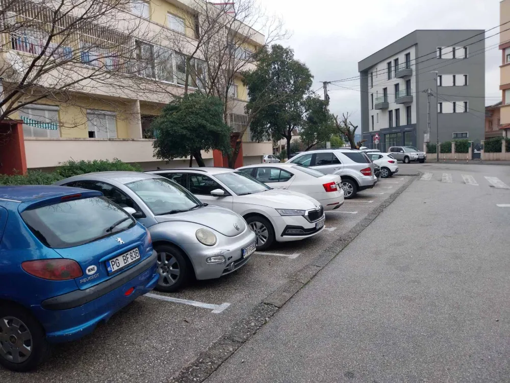 Nezadovoljni stanari zgrade u Ulici četvrte proleterske u Podgorici: Sad samo mogu da gledaju u svoj parking