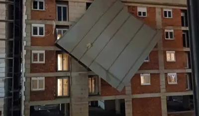 Podgorica: Olujni vjetar oborio dio krova sa zgrade