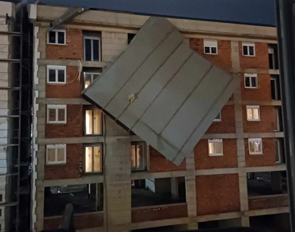 Podgorica: Olujni vjetar oborio dio krova sa zgrade