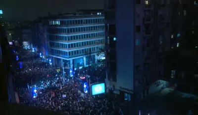 Protest u Beogradu:&nbsp;Veliki broj studenata i građana ispred RTS-a, odata po&scaron;ta stradalima