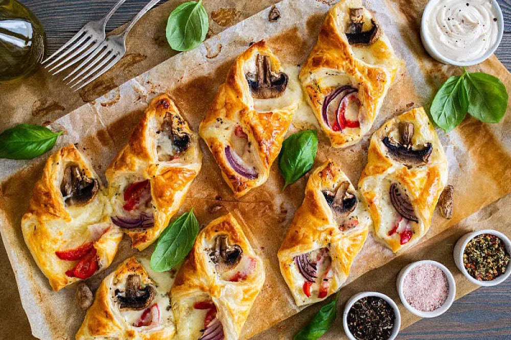 Savr&scaron;ena hrskava poslastica: Napravite pizzu u lisnatom tijestu za 20 minuta