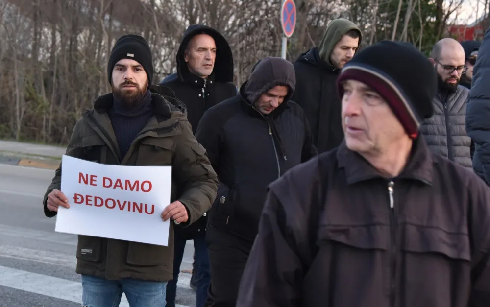 Mje&scaron;tani Gornje Gorice ispred Skup&scaron;tine poručuju da ne daju đedovinu