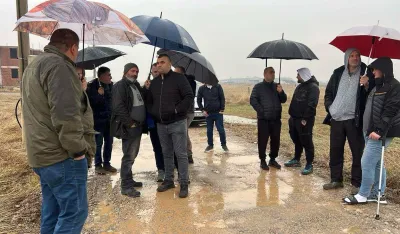(VIDEO) Mje&scaron;tani Kuća Rakića sami počeli sanaciju puta od 900 metara: Neprohodna ulica na &bdquo;ničijoj zemlji&rdquo;