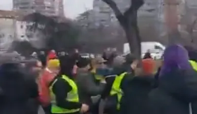 (VIDEO) UZNEMIRUJUĆE -&nbsp;Novi Beograd: Vozač se kolima zaletio na okupljene građane&nbsp; i udario studentkinju