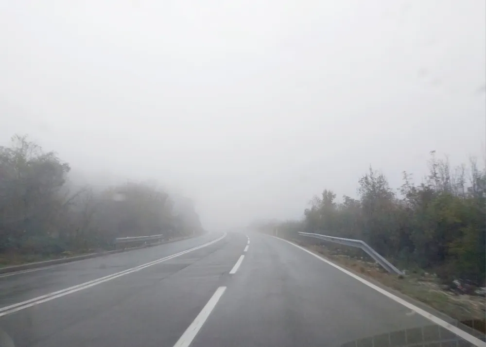 Oprezno zbog mokrih puteva i smanjene vidljivosti