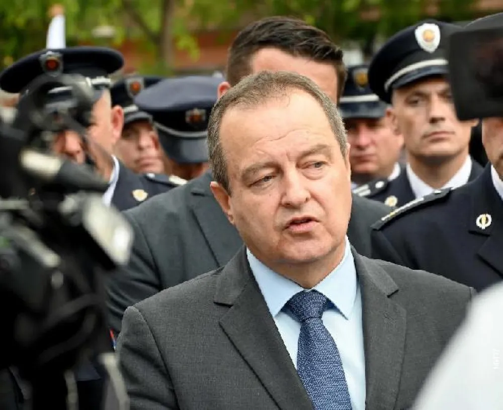 Dačić demantovao da će policija u toku noći intervenisati protiv okupljenih na Autokomandi