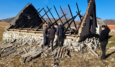 (FOTO) Vatra progutala porodičnu kuću &Scaron;arovića: Vlasnik sumnja da je požar podmetnut
