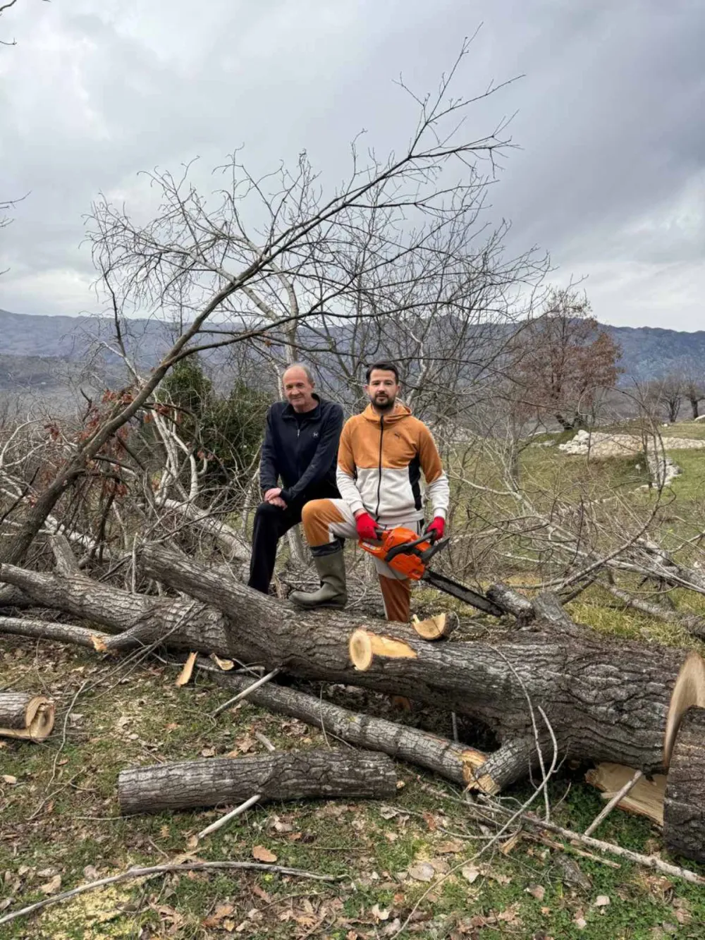 Jakov Milatović s ocem čisti imanje