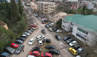 (VIDEO) Saobraćajni kolaps u centru grada: Jedna traka uvijek blokirana vozilima