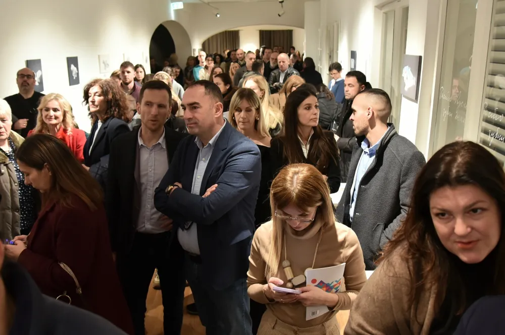 Izuzetno brojna publika na otvaranju u Kuslevovoj kući