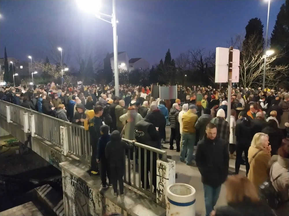 (FOTO/VIDEO) Novi protest grupe Kamo sjutra: Blokiran most na Ribnici