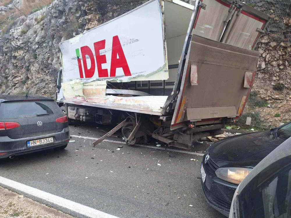 U Kotoru sudar dva kamiona i automobila, nema povrijeđenih