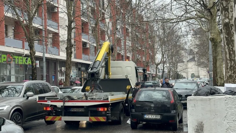 (VIDEO) &bdquo;Otimali&rdquo; kola od &bdquo;pauka&rdquo;, solidarno se dozivali