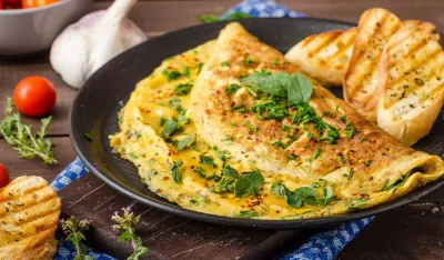 Omlet sa spanaćem i začinskim biljem za brz a zdrav doručak