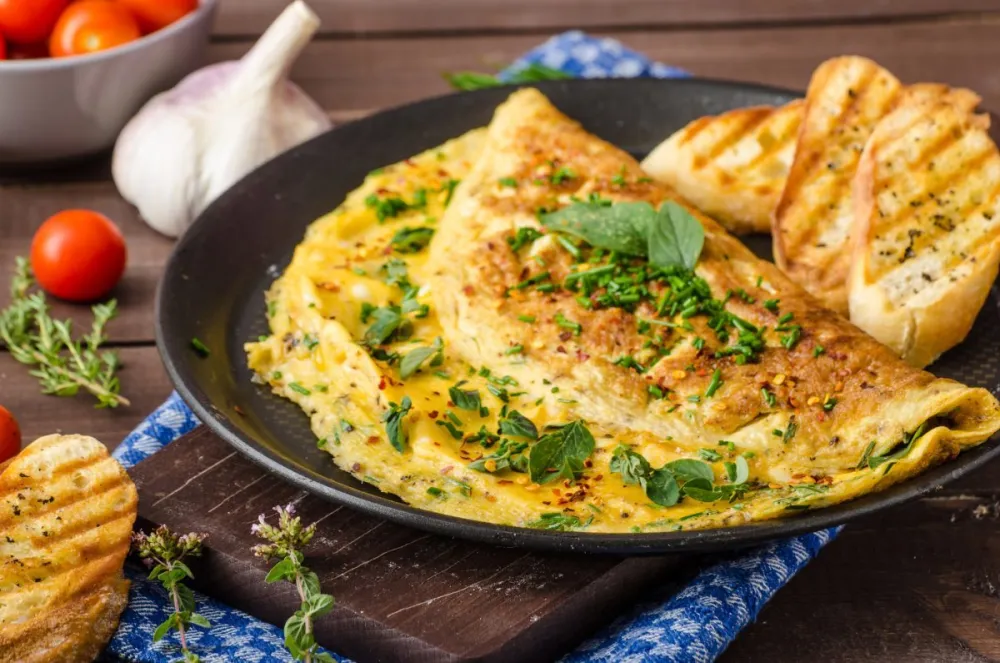 Omlet sa spanaćem i začinskim biljem za brz a zdrav doručak