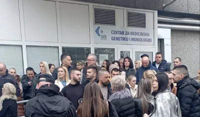Svakodnevna okupljanja ispred KCCG do ispunjavanja zahtjeva: Obezbjeđenje da čuva zaposlene u Urgentnom