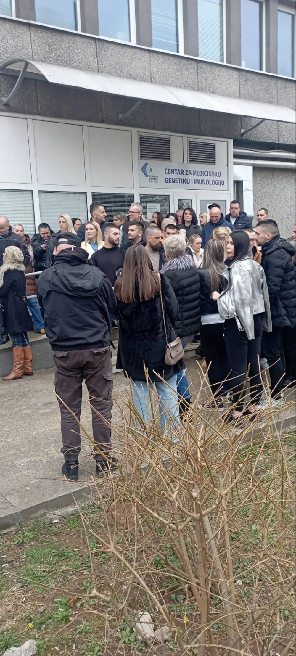 Svakodnevna okupljanja ispred KCCG do ispunjavanja zahtjeva: Obezbjeđenje da čuva zaposlene u Urgentnom