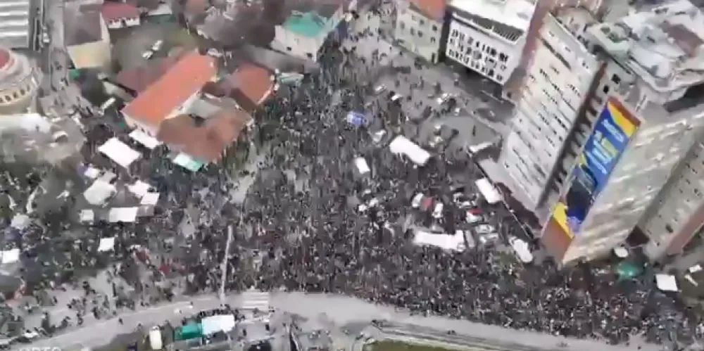 Nastavljeni su protesti studenata i građana u Srbiji na kojima se traži odgovornost za tragediju u Novom Sadu 1. novembra pro&scaron;le godine, kada je zbog pada nadstre&scaron;nice Željezničke stanice 15 osoba poginulo, a dvoje ljudi te&scaron;ko povrijeđeno.