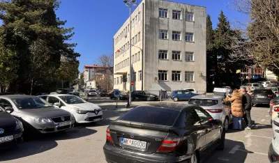 (FOTO/VIDEO) Na Obali Ribnice&nbsp;usred kružnog toka parkiraju vozila