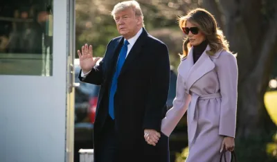 (VIDEO) Melanija se spotakla pred kamerama, Tramp je pridržao