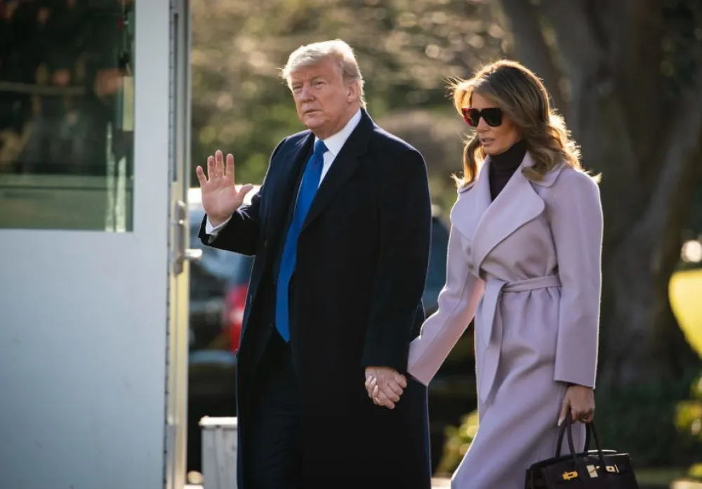 (VIDEO) Melanija se spotakla pred kamerama, Tramp je pridržao