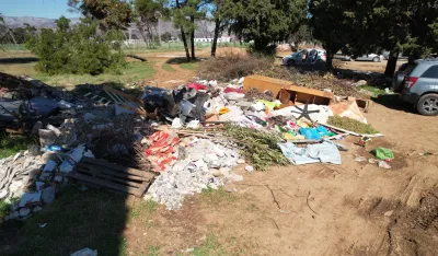 Smeće bacaju na brdo &scaron;uta