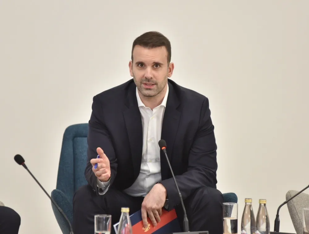 Spajić: Radimo na profesionalizaciji administracije &ndash; smanjujemo broj bolovanja i ugovora o djelu, unapređujemo propise