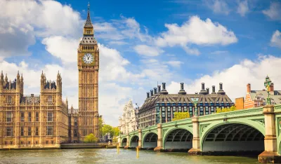 Drama u Londonu: Mu&scaron;karac sa zastavom satima na vrhu Vestminsterske palate