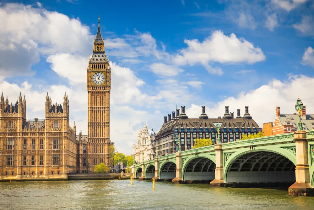 Drama u Londonu: Mu&scaron;karac sa zastavom satima na vrhu Vestminsterske palate
