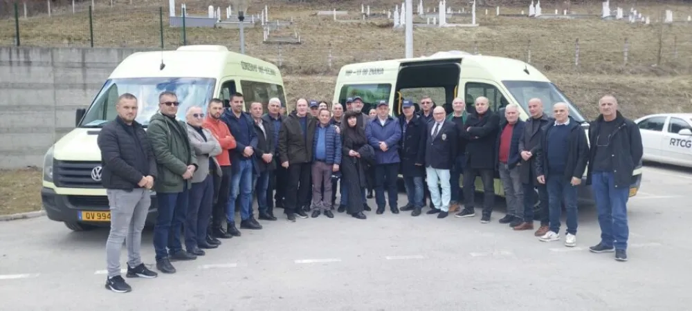 Udruženje Luksemburg &ndash; Crna Gora doniralo op&scaron;tini Petnjici dva minibusa: Pomoć u rje&scaron;evanju prevoza đak