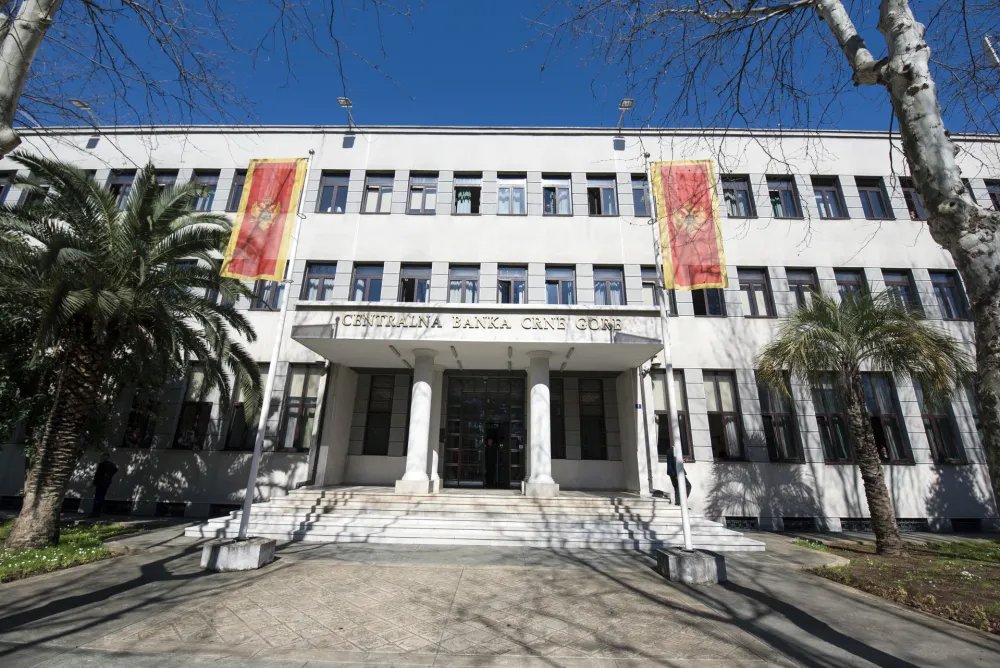 Centralna banka za servisiranje pet "mercedesa" daje 10.660 eura