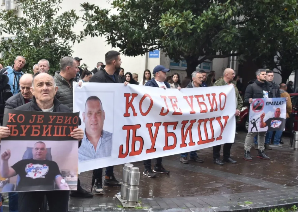 (VIDEO/FOTO) Protest ispred Vi&scaron;eg suda: "Milatović posthumno da odlikuje Ljubi&scaron;u Mrdaka"