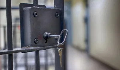Zadržavanje do 72 sata jer je gurao policajca i hvatao ga za revere