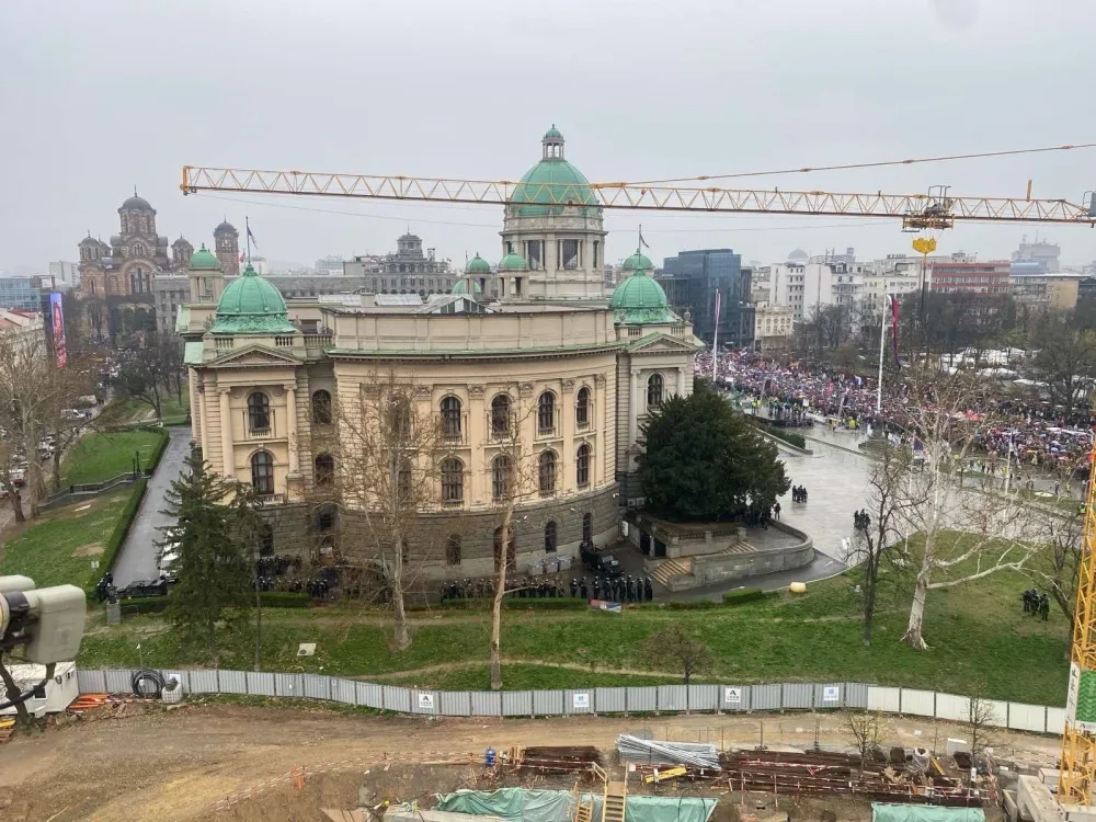 Tepić objavila fotografiju ispred Skup&scaron;tine, tvrdi da je na njoj zvučni top