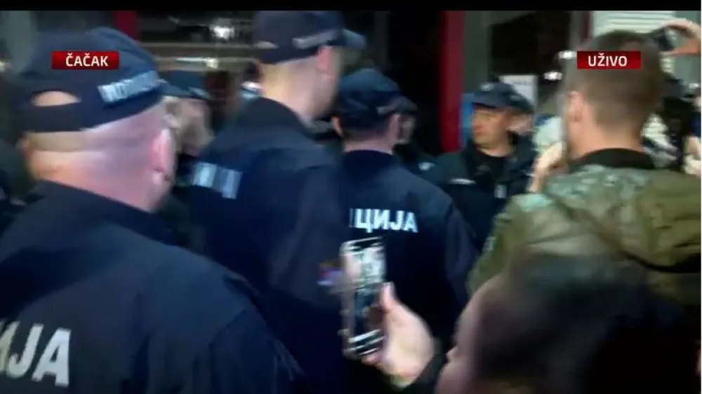 Neredi u Čačku: Demonstranti upali u zgradu op&scaron;tine