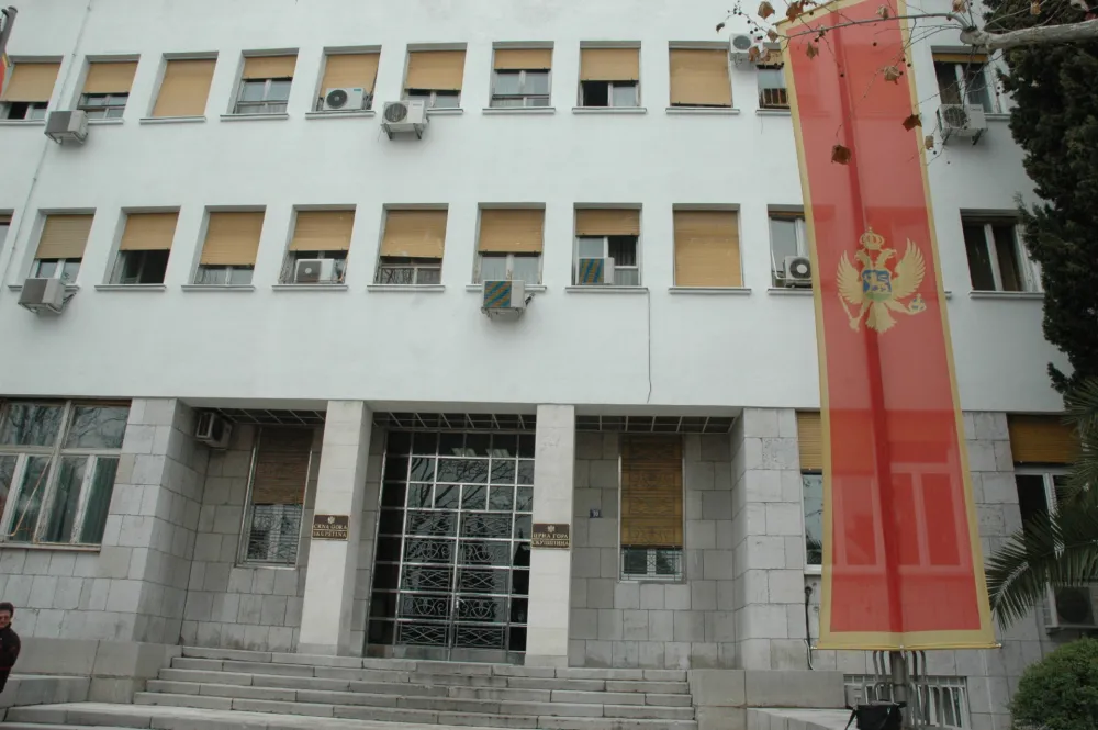 Za održavanje službenih vozila daju 25.000 eura